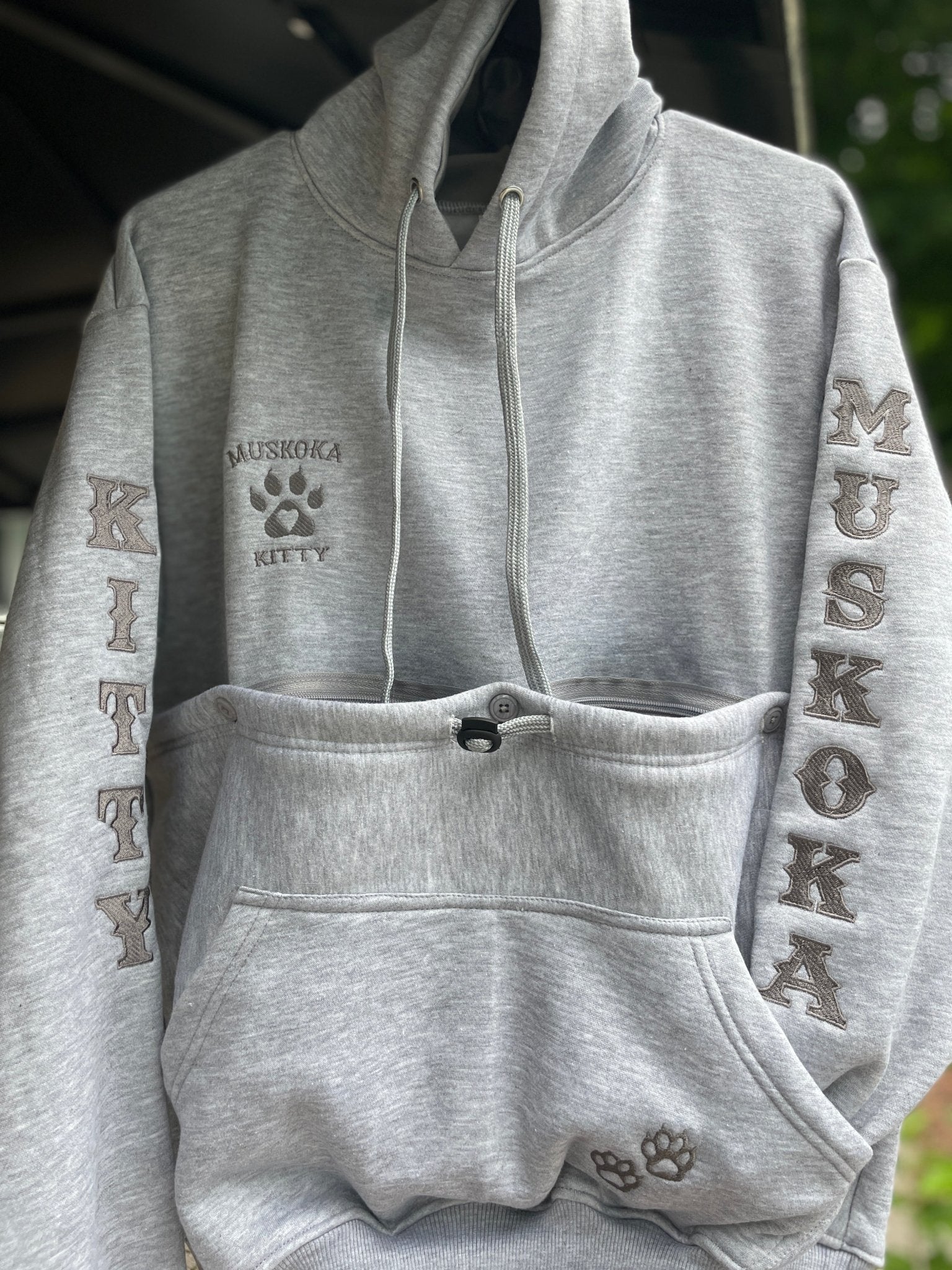 MUSKOKA KITTY Pet Pouch Hoodie - Experience Cozy Elegance with Our Kangaroo Pocket Sweatshirt, The Perfect Carrier for Snuggly Moments with Cats or Kittens. - Muskoka Pooch