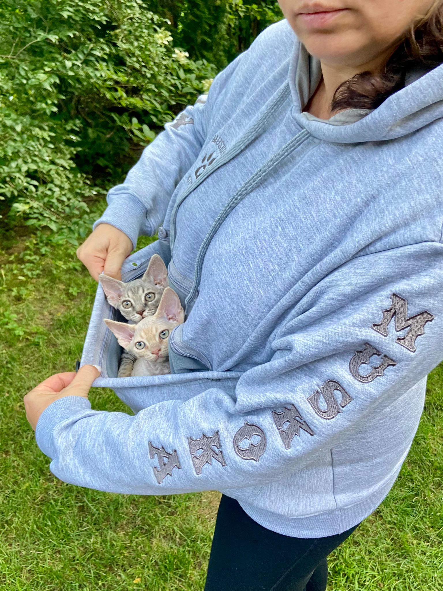 MUSKOKA KITTY Pet Pouch Hoodie - Experience Cozy Elegance with Our Kangaroo Pocket Sweatshirt, The Perfect Carrier for Snuggly Moments with Cats or Kittens. - Muskoka Pooch