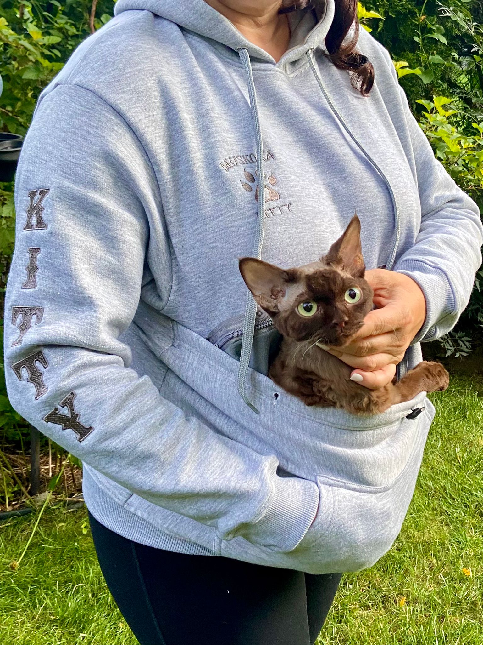 MUSKOKA KITTY Pet Pouch Hoodie - Experience Cozy Elegance with Our Kangaroo Pocket Sweatshirt, The Perfect Carrier for Snuggly Moments with Cats or Kittens. - Muskoka Pooch